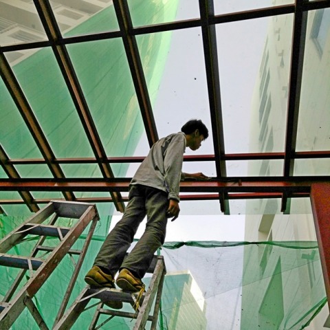 ช่างรับเหมาทาสีน้ำมันโครงเหล็ก